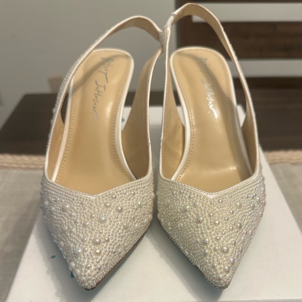 EUC Betsey Johnson Mya sling back heel in ivory in box size 7.5